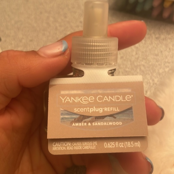 Yanklee Candle Scentplug in and Scent - Picture 7 of 7